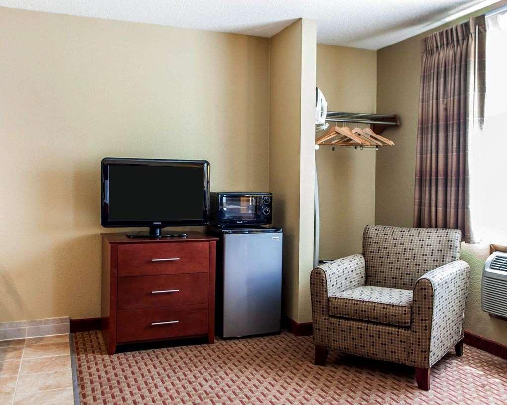 Quality Inn & Suites Davenport Near I-80 Room photo